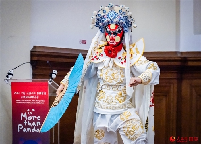 川劇絕活變臉表演。人民網(wǎng) 郭錦標(biāo)攝