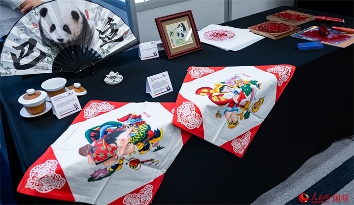 活動(dòng)現(xiàn)場(chǎng)的現(xiàn)場(chǎng)文創(chuàng)展、互動(dòng)體驗(yàn)區(qū)、非遺區(qū)展示。人民網(wǎng) 郭錦標(biāo)攝