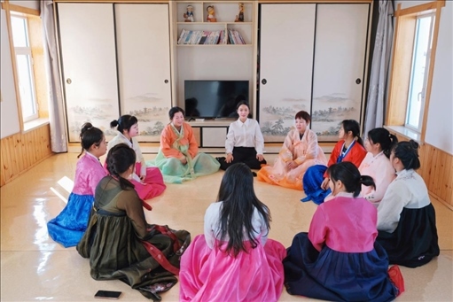 2023年6月，楊麗娜（后中）對擔(dān)任民宿管家的光東村村民們進(jìn)行標(biāo)準(zhǔn)化培訓(xùn)。（新華社記者金津秀攝）