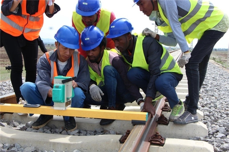 中方員工在鐵路現(xiàn)場(chǎng)培訓(xùn)埃方員工。 中國(guó)土木工程集團(tuán)有限公司供圖