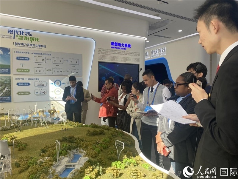 2023“一帶一路”媒體合作論壇聯(lián)合采訪團(tuán)參訪中國(guó)能建。人民網(wǎng)記者 于洋攝