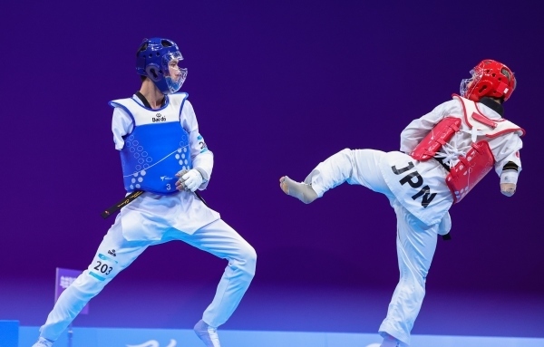 10月23日，杭州第4屆亞殘運(yùn)會跆拳道男子K44級58公斤級銅牌賽舉行。圖為烏茲別克斯坦隊(duì)選手桑賈貝克·穆赫托羅夫(左)和日本隊(duì)選手阿渡健太在比賽中。圖片來源：杭州亞殘組委會