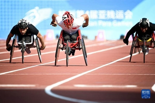 10月23日，中國選手龔文浩（左二）在杭州第4屆亞殘運(yùn)會男子100米-T34決賽的比賽中。他以15秒55的成績獲得該項(xiàng)目銀牌。新華社記者 江漢攝