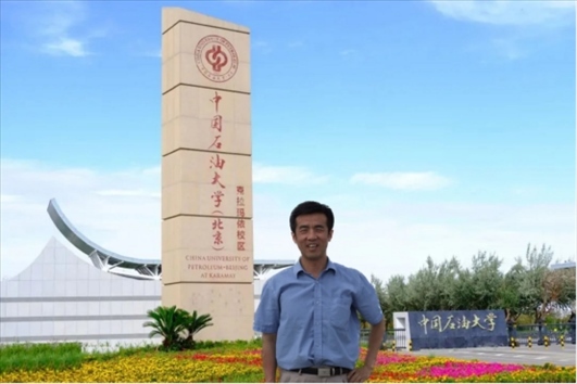 北京交通大學(xué)“銀齡教師”黃曉鳴。校方供圖