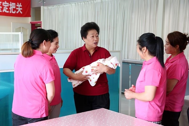 △2021年6月2日，卓長(zhǎng)立（中）指導(dǎo)正在接受培訓(xùn)的家政服務(wù)員。