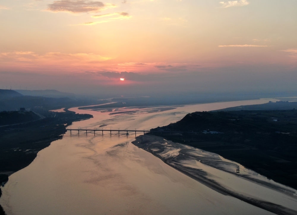  豫陜交界附近拍攝的黃河景色（2020年9月7日攝，無人機(jī)照片）。新華社記者 郝源 攝