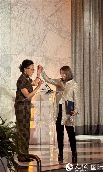 加州副州長(zhǎng)康伊蓮為方李邦琴獲獎(jiǎng)致辭。人民網(wǎng)記者 鄧圩攝