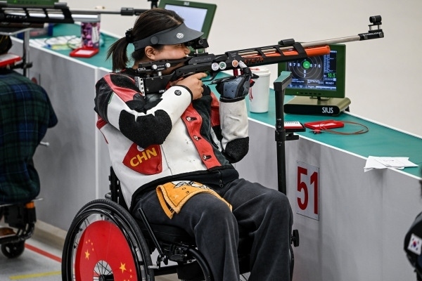 10月23日，杭州第4屆亞殘運會射擊(R2)SH1級女子10米氣步槍立射資格賽舉行。圖為中國隊選手張翠平在比賽中。圖片來源：杭州亞殘組委