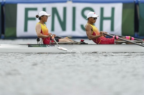 2021年8月29日，在東京殘奧會賽艇項目PR2級混合雙人雙槳決賽中，中國組合劉爽/蔣繼劍獲得銅牌。圖為劉爽（左）/蔣繼劍在比賽中。新華社記者 胡虎虎攝（資料圖）