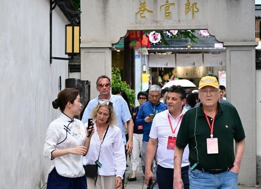 △2023年6月27日，“鼓嶺之友”部分成員和中美各界人士在福建福州南后街三坊七巷參觀訪問。