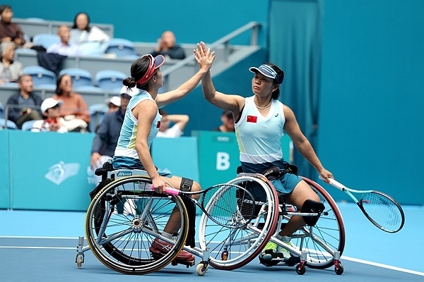 10月25日，杭州亞殘運(yùn)會(huì)輪椅網(wǎng)球女雙決賽，中國(guó)組合朱珍珍(右)/郭珞瑤慶祝得分。人民網(wǎng)記者 胡雪蓉?cái)z