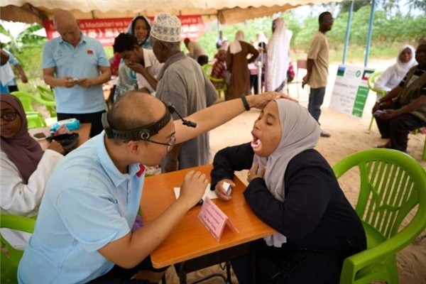 醫(yī)療隊為當?shù)鼗颊吡x診。中國援桑醫(yī)療隊供圖
