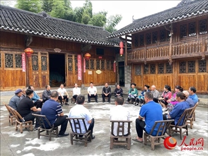 花垣縣石欄鎮(zhèn)朋巖村的院壩會(huì)。人民網(wǎng) 周靜圓攝