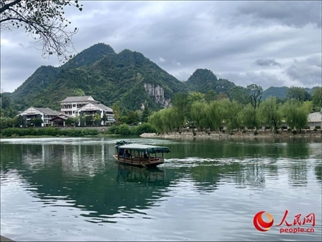 秋日的邊城鎮(zhèn)，青山滴翠、碧水含情。人民網(wǎng) 周靜圓攝