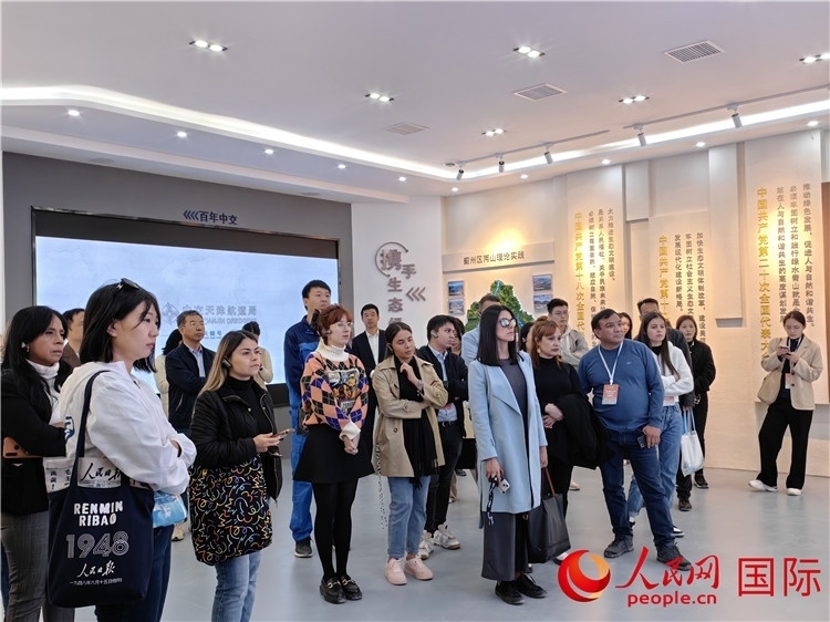 媒體記者探訪薊州礦山生態(tài)修復(fù)項目。人民網(wǎng)記者 符園園攝