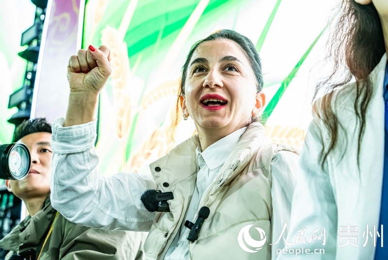 外媒記者在現(xiàn)場(chǎng)吶喊助威。人民網(wǎng) 陽茜攝