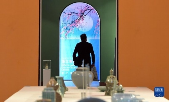 10月30日，人們在伊朗德黑蘭伊朗國家藝術(shù)科學(xué)院觀看展出的展品。新華社記者 沙達提 攝