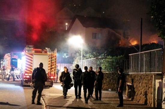  10月29日，在以色列北部城市謝莫納，以軍士兵和急救人員在一處被火箭彈擊中的現(xiàn)場(chǎng)執(zhí)勤。新華社發(fā)（阿亞爾·馬爾戈林?jǐn)z/基尼圖片社）