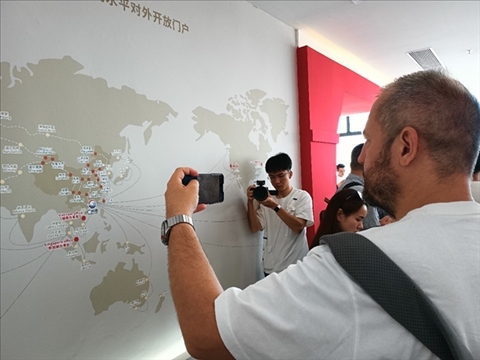 來自波黑的法魯克·博里奇用手機記錄廣州港可以通達到的世界城市與地區(qū)。石青川 攝