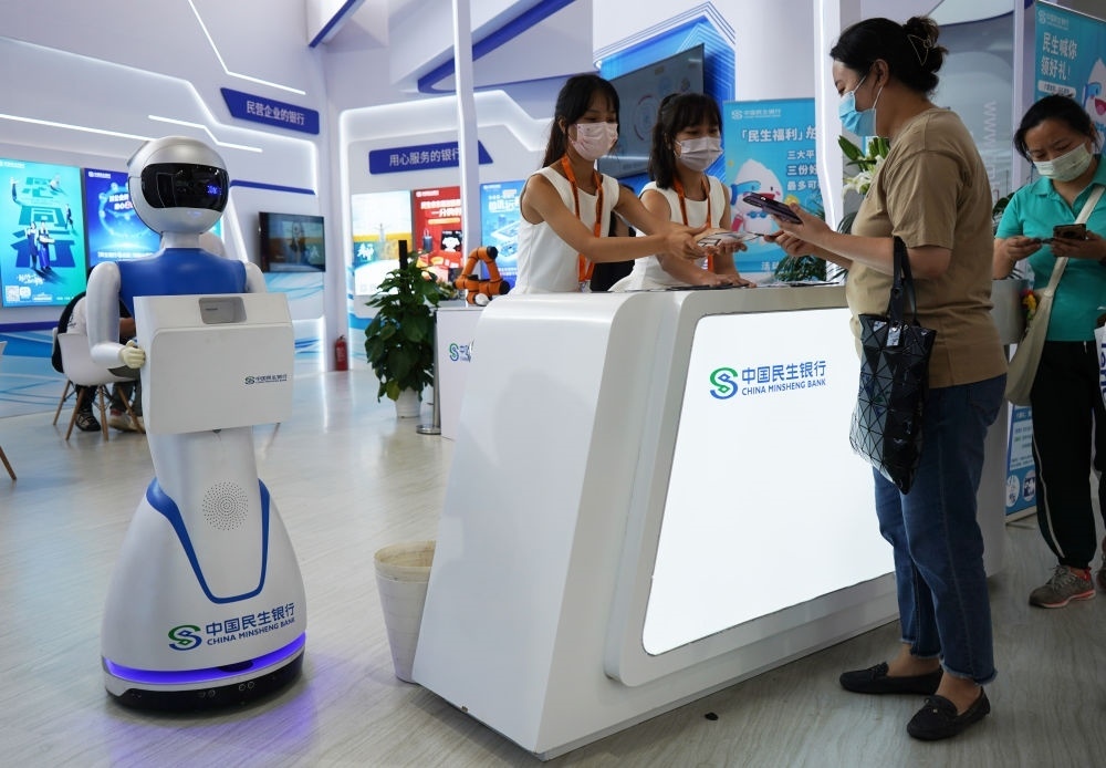 2022年9月4日，在服貿(mào)會首鋼園區(qū)金融服務(wù)專題展上，參觀者在中國民生銀行展臺咨詢金融業(yè)務(wù)。新華社記者 金皓原 攝