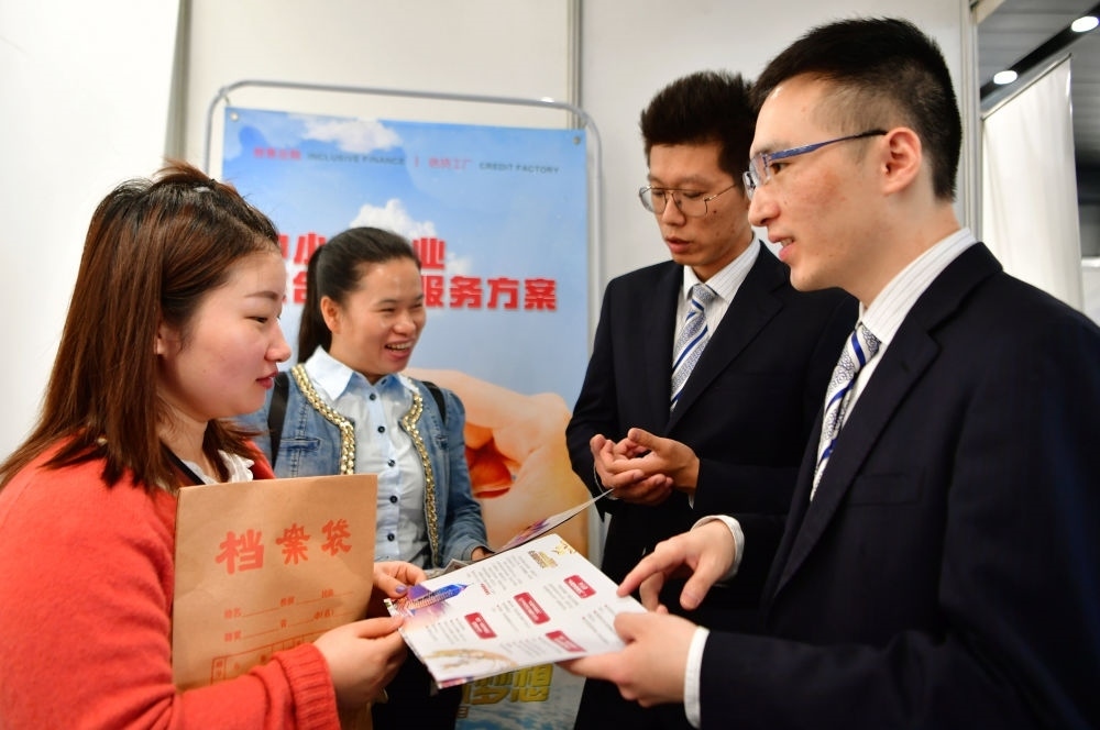 2019年5月9日，兩名鞋業(yè)公司的工作人員（左一和左二）向銀行工作人員咨詢中小微企業(yè)金融服務(wù)方案細(xì)則。當(dāng)日，福建自貿(mào)區(qū)福州片區(qū)稅企銀三方對接會在馬尾基金小鎮(zhèn)舉辦，來自傳統(tǒng)制造業(yè)、物聯(lián)網(wǎng)和電子商務(wù)等行業(yè)的企業(yè)代表參加對接會。新華社記者 魏培全 攝