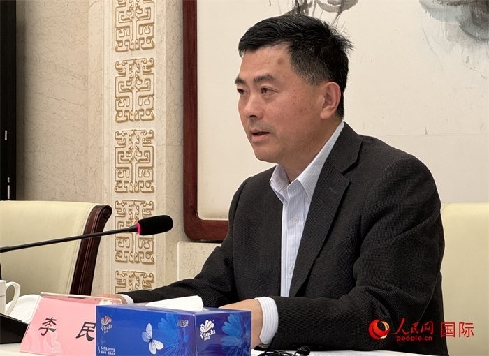 10月31日，歐美同學(xué)會(huì)秘書長李民在第五屆中法文化論壇媒體吹風(fēng)會(huì)上講話。（人民網(wǎng) 謝瑩攝）