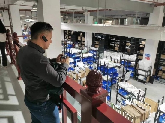 2023“一帶一路”媒體合作論壇聯(lián)合采訪團團員在仁和醫(yī)藥物流園拍攝記錄轉(zhuǎn)運流程。（本報記者 黃超攝）