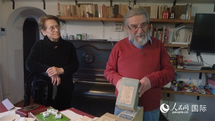 艾麗西亞·奧夫雷貢（左）和馬里奧·帕佐斯向記者展示家中收藏的西班牙語版《紅樓夢》。人民網(wǎng)記者 張若涵攝