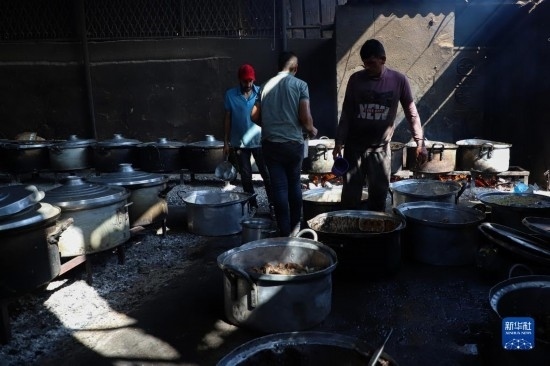 11月3日，在加沙地帶南部城市拉法，人們在煤氣中斷后用柴火做飯。新華社發(fā)（里澤克·阿卜杜勒賈瓦德攝）