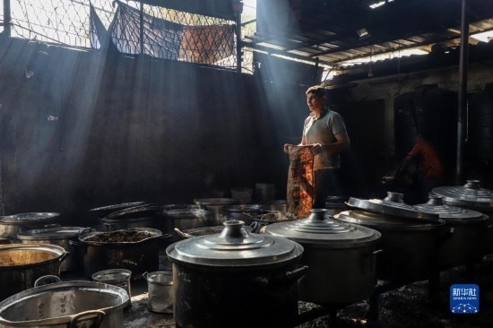 11月3日，在加沙地帶南部城市拉法，人們在煤氣中斷后用柴火做飯。新華社發(fā)（里澤克·阿卜杜勒賈瓦德攝）