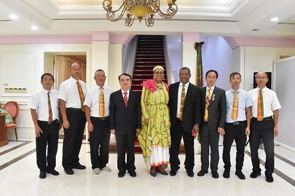 多米尼克總統(tǒng)伯頓和駐多米尼克大使林先江與中國農(nóng)業(yè)技術(shù)專家組合影。中國駐多米尼克大使館供圖