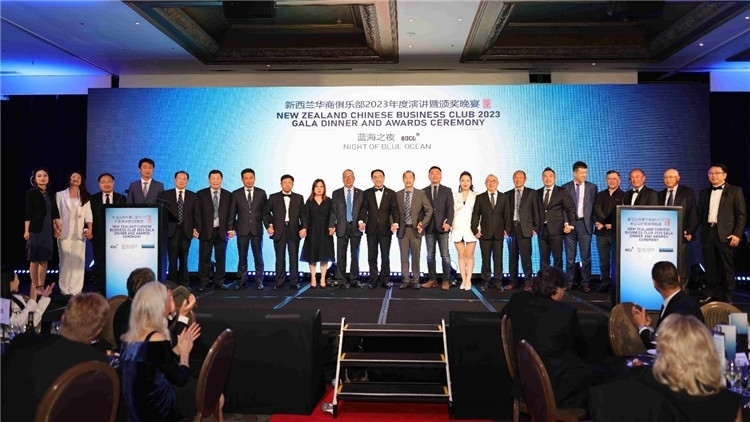 新西蘭華商聯(lián)合總會(huì)首批會(huì)員代表上臺(tái)亮相。攝影：張凱
