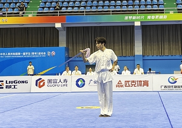 11月6日，第一屆全國學生（青年）運動會武術套路（大學組）男子自選劍術比賽中。人民網(wǎng)記者 歐興榮攝