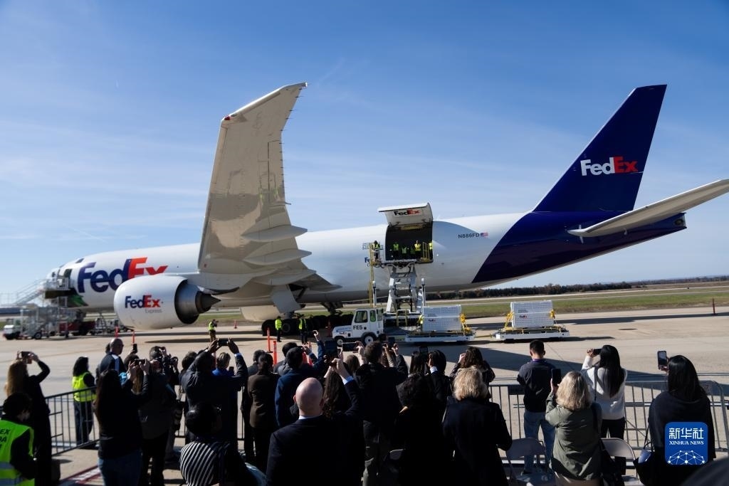 11月8日，在美國弗吉尼亞州的華盛頓杜勒斯國際機場，裝有大熊貓的特制“旅行包廂”準備運上專機。新華社記者劉杰攝