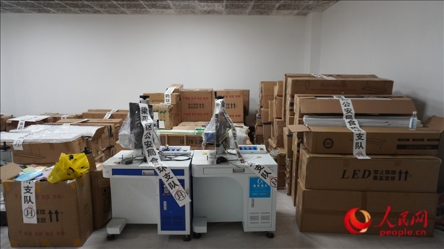 查封的假冒品牌燈具等。人民網(wǎng) 肖聰聰 攝