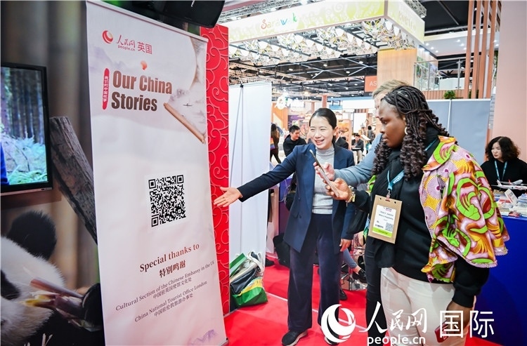 觀眾掃碼《我們的中國故事》系列視頻。人民網(wǎng) 郭錦標(biāo)攝