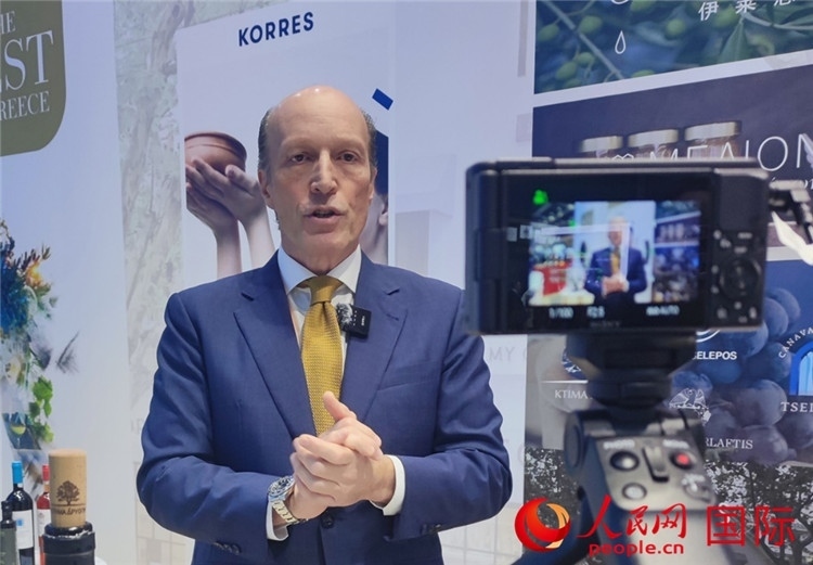 希華集團(tuán)創(chuàng)始人兼首席執(zhí)行官甘德密先生接受采訪。人民網(wǎng) 殷韜攝