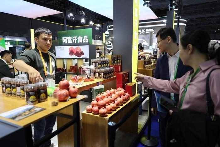 11月6日，在第六屆進(jìn)博會食品及農(nóng)產(chǎn)品展區(qū)，阿富汗食品吸引參展人員。