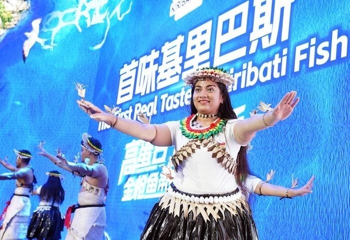 11月8日，來自基里巴斯的參展人員在基里巴斯水產(chǎn)品推介活動上表演。