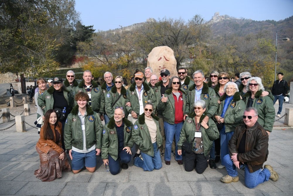 2023年10月29日，飛虎隊老兵莫耶一行人在北京八達嶺長城合影留念。當(dāng)日，美中航空遺產(chǎn)基金會訪華代表團成員陸續(xù)抵達北京。新華社記者 任超 攝