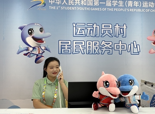 朱珊妮在接聽住宿服務中心的熱線電話。人民網(wǎng)記者 歐興榮攝