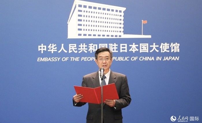 中國駐日本大使館教育處公使銜參贊杜柯偉宣讀獲獎人員名單。人民網 許可攝