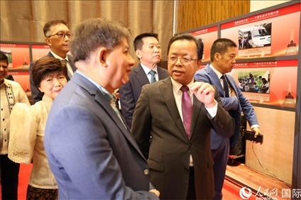 論壇期間配套舉行“‘?dāng)[脫貧困之路’——寧德扶貧開發(fā)圖片展”。人民網(wǎng)記者樊帆 攝