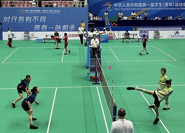 11月11日，第一屆全國學(xué)生（青年）運動會毽球（校園組）比賽現(xiàn)場。人民網(wǎng)記者 歐興榮攝