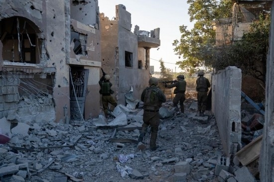 這張以色列國防軍11月12日發(fā)布的照片顯示，以軍地面部隊在加沙地帶北部開展軍事行動。新華社發(fā)