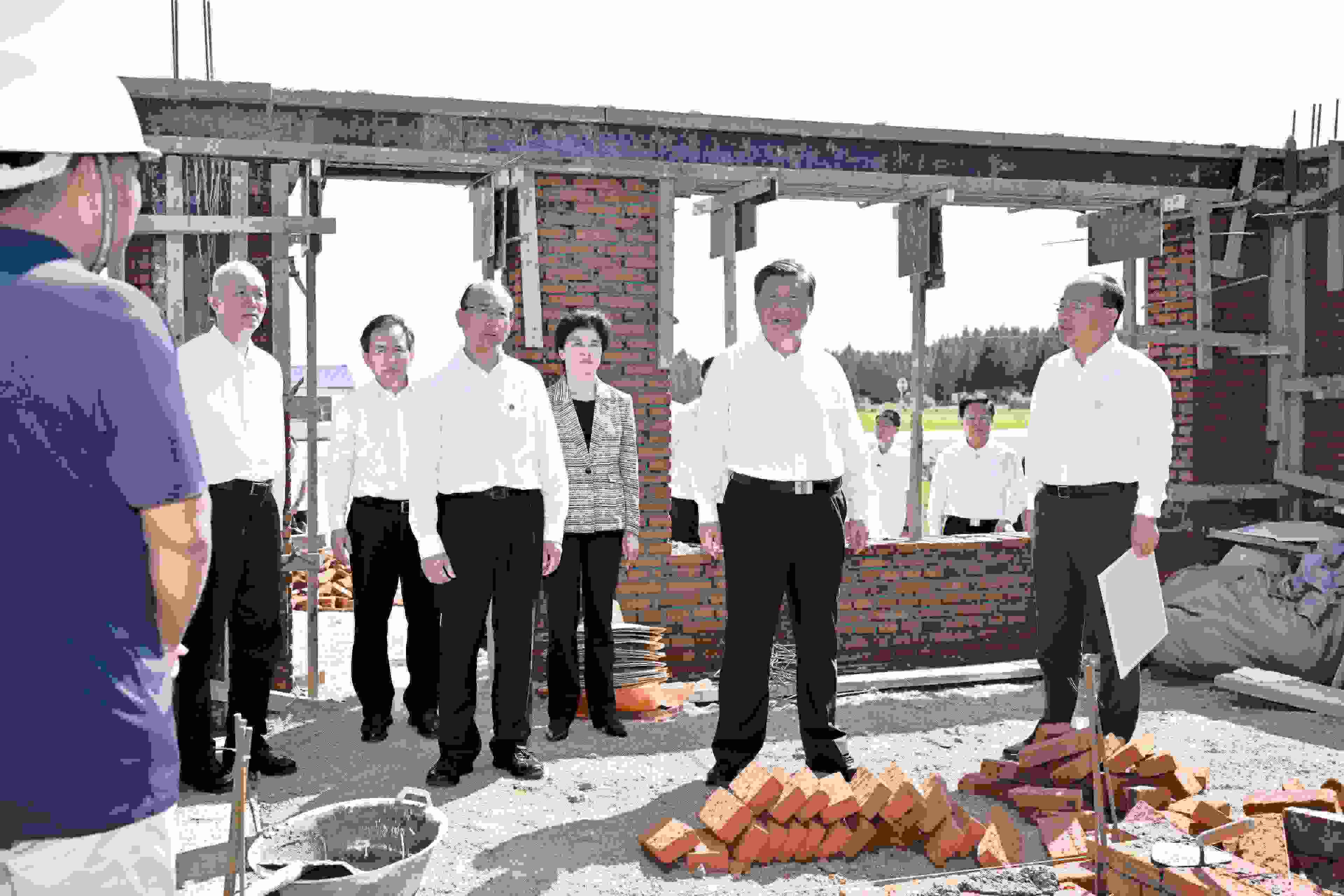 2023年9月7日，習(xí)近平總書記在遭受洪澇災(zāi)害的黑龍江省哈爾濱尚志市老街基鄉(xiāng)龍王廟村，察看水毀房屋重建情況。