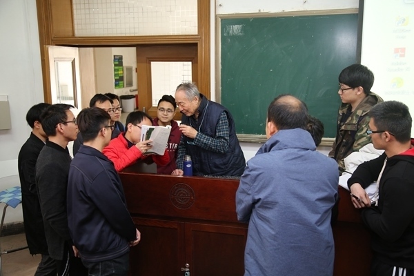 鐘萬勰院士為學生們答疑解惑。大連理工大學供圖