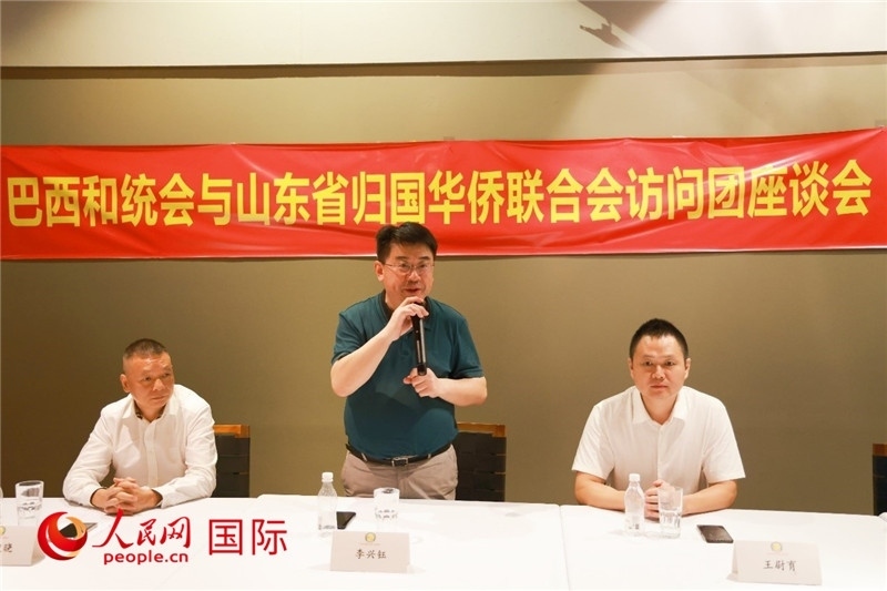 中國(guó)僑聯(lián)副主席、山東省僑聯(lián)主席李興鈺（中）在座談會(huì)上致辭。人民網(wǎng)記者 陳海琪攝