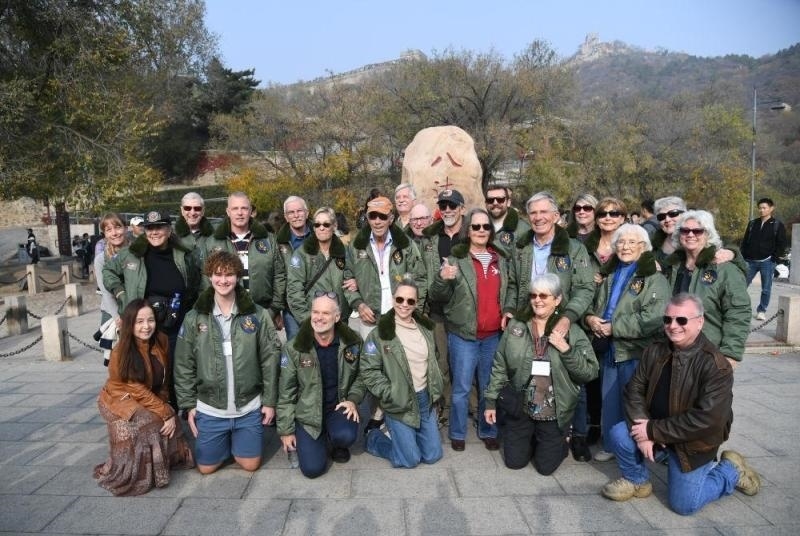 2023年10月29日，美國飛虎隊老兵莫耶一行人在北京八達嶺長城合影留念。