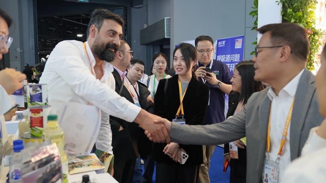 第六屆進博會上，國內(nèi)一家超市行業(yè)的客商與來自美國佐治亞州的企業(yè)展商達成初步合作意向。